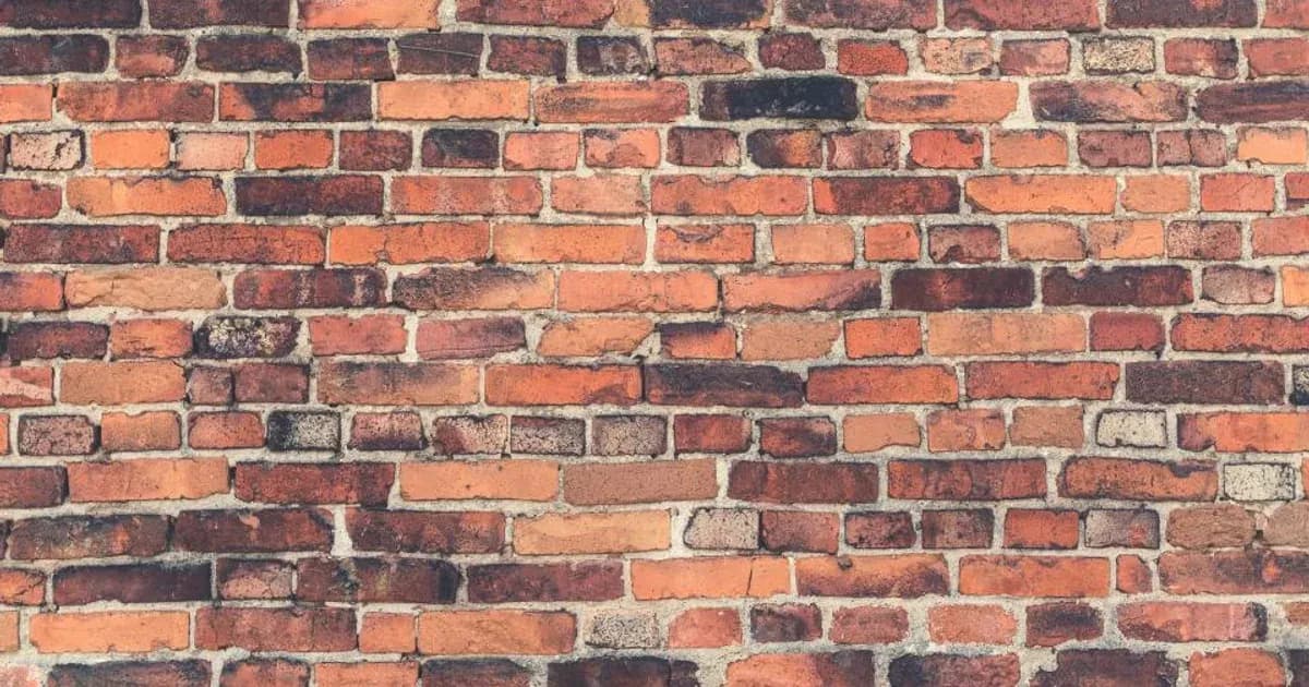 Palety cihel připravené na stavbě